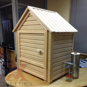 Smokehouse for cold smoking with a smoke generator.